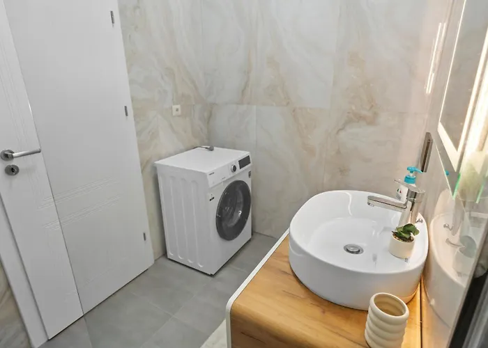 With Huge Balcony And View - Tineretului Park Apartmán *