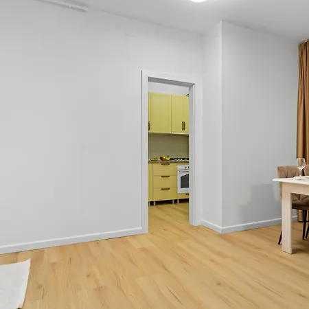 With Huge Balcony And View - Tineretului Park Апартаменти Бухарест